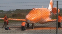 Imaginea articolului Activiştii au vopsit cu portocaliu un jet privat


