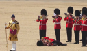 Imaginea articolului Gărzi regale s-au prăbuşit de căldură în timpul unei parade pentru Prinţul William