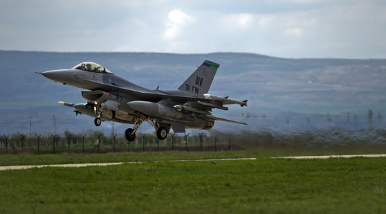 Imaginea articolului Politico: Occidentul analizează ideea ca România să găzduiască antrenamentele cu avioane F-16 pentru piloţii ucraineni