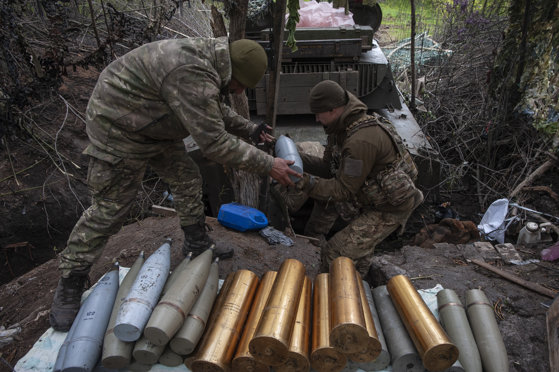Imaginea articolului Casa Albă confirmă decizia privind furnizarea de muniţie cu fragmentare Ucrainei 