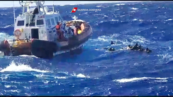 Imaginea articolului Cel puţin 41 de morţi, după ce o ambarcaţiune cu imigranţi s-a scufundat în sudul Italiei