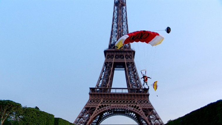Imaginea articolului Un bărbat a fost arestat după ce a sărit cu paraşuta din vârful Turnului Eiffel