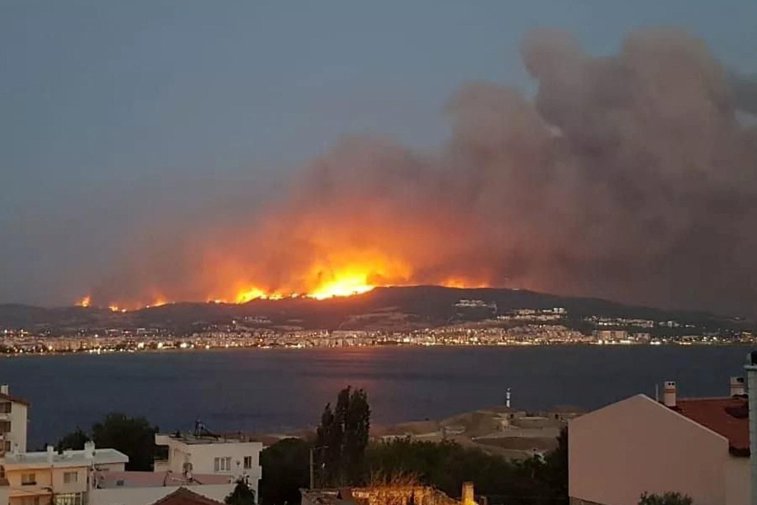 Imaginea articolului Traficul maritim prin strâmtoarea Dardanele din Turcia, suspendat din cauza unui incendiu de pădure