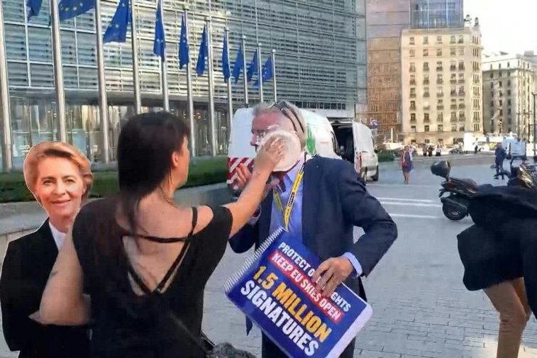Imaginea articolului Directorul Ryanair, lovit în faţă cu plăcinte de către două activiste de mediu, la Bruxelles