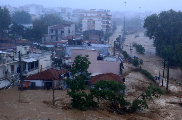 Στους 15 ανέρχονται οι νεκροί από την καταιγίδα στην Ελλάδα.  Οι καιρικές συνθήκες προκάλεσαν τη μεγαλύτερη ζημιά στην ιστορία