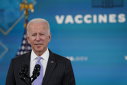 Imaginea articolului Biden a primit o nouă doză de vaccin anti-COVID-19 şi îi îndeamnă pe americani să îi urmeze exemplul