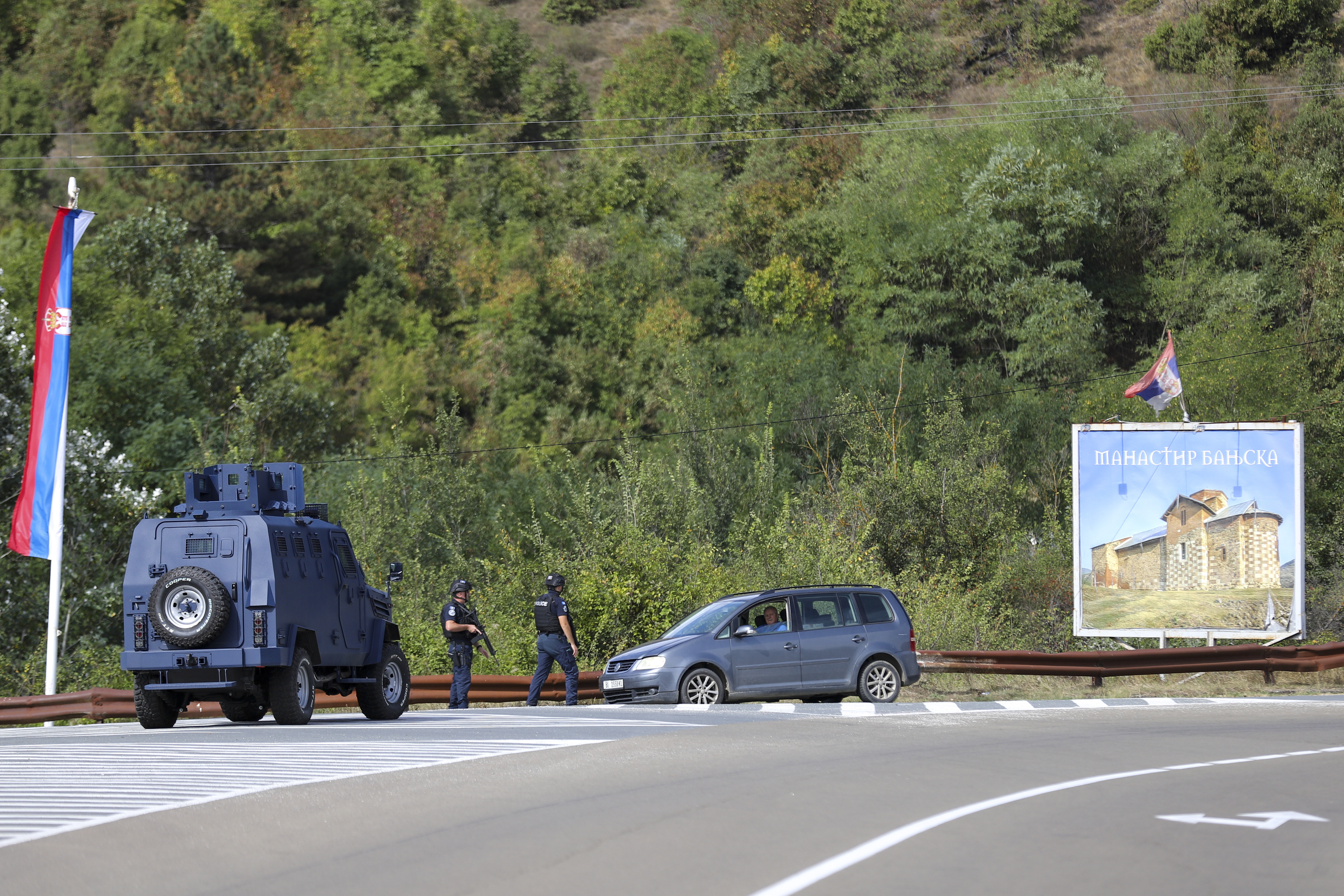 Percheziţii şi vehicule blindate într-un sat din nordul Kosovo