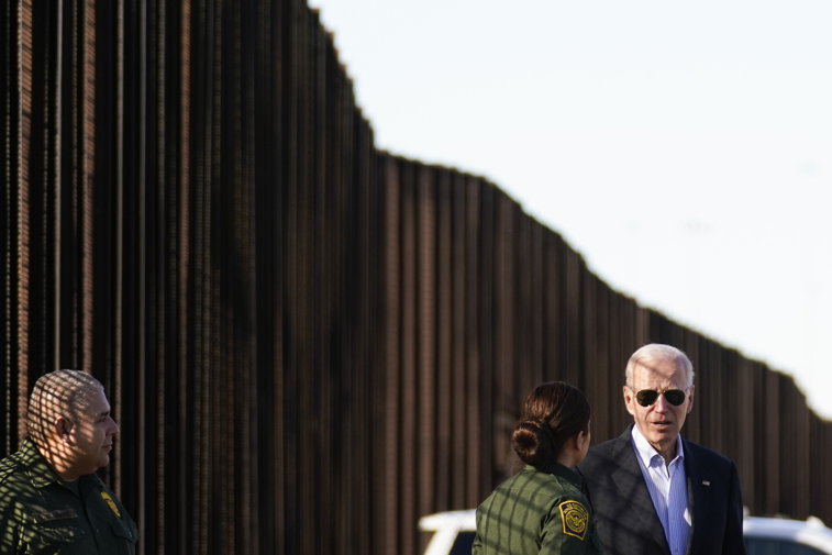 Imaginea articolului Biden continuă să extindă,,zidul" la frontiera dintre SUA şi Mexic. Donald Trump, fostul preşedinte: ,,există doar două lucruri care au funcţionat constant, roţile şi zidurile!"
