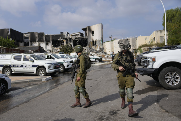 Imaginea articolului Războiul Israel-Hamas, ziua 2. Hezbollah intră în ring, alături de Hamas, şi trimite rachete din Liban / Luptele se intensifică; tancurile mărşăluiesc spre Gaza / Bilanţul oficial al victimelor creşte de la o oră la alta / Atac asupra unor turişti în Egipt: două persoane omorâte