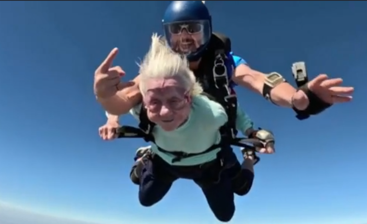 Imaginea articolului A murit Dorothy Hoffner, femeia de 104 ani care a sărit cu paraşuta ca să intre în Cartea Recordurilor
