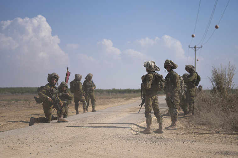 Imaginea articolului Războiul dintre Israel şi Hamas, ziua 15. Un tanc israelian a tras accidental spre o staţie egipteană/  Israelul a intensificat atacurile în Gaza /  Israel: Hezbollah, susţinută de Iran, riscă să atragă Libanul în război 