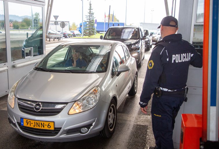 Imaginea articolului Slovenia dublează numărul poliţiştilor la graniţele cu vecinii Croaţia şi Ungaria