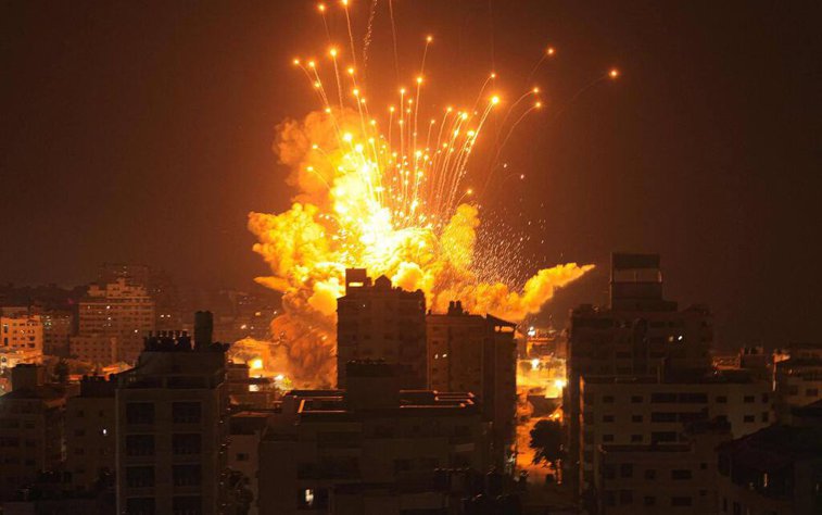 Imaginea articolului Războiul Israel - Hamas, ziua 21. Israel îşi extinde operaţiunile militare în Gaza: armata atacă folosind artilerie şi bombardamente grele / SUA se tem de escaladarea conflictului / Rezoluţia ONU, ignorată / Hamas ţine ostatici peste 200 de persoane / Teroriştii îi eliberează pe ruşi, la cererea Moscovei