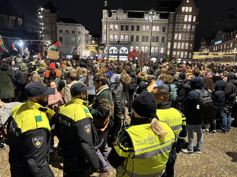 Imaginea articolului Proteste în Amsterdam din cauza victoriei unui partid extremist. Liderul său promite schimbări majore în societatea olandeză