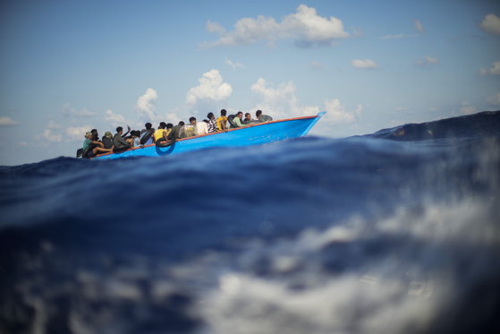 Imaginea articolului Migranţi salvaţi în timp ce încercau să traverseze Canalul Mânecii în bărci pneumatice