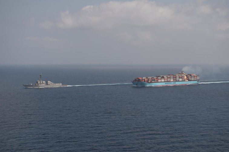 Imaginea articolului Pentagonul lansează operaţiunea Prosperity Guardian, pentru protejarea traficului maritim din Marea Roşie de atacurile rebelilor houthi din Yemen