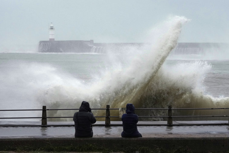 Imaginea articolului Furtuna Pia, avertizare de Crăciun: vânturi de până la 130 de km/h urmează să lovească Marea Britanie