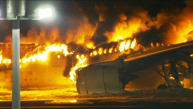 Imaginea articolului Tokyo. Un avion de pasageri a luat foc după ce a lovit o aeronavă a Gărzii de Coastă. Aeroportul este complet închis  / Pasagerii au fost evacuaţi / 5 morţi în al doilea avion