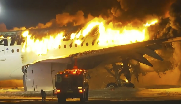 Imaginea articolului "A fost un iad". Un pasager a descris momentele după ce avionul a luat foc. Fost pilot, despre evacuare: "Tocmai am asistat la un miracol"
