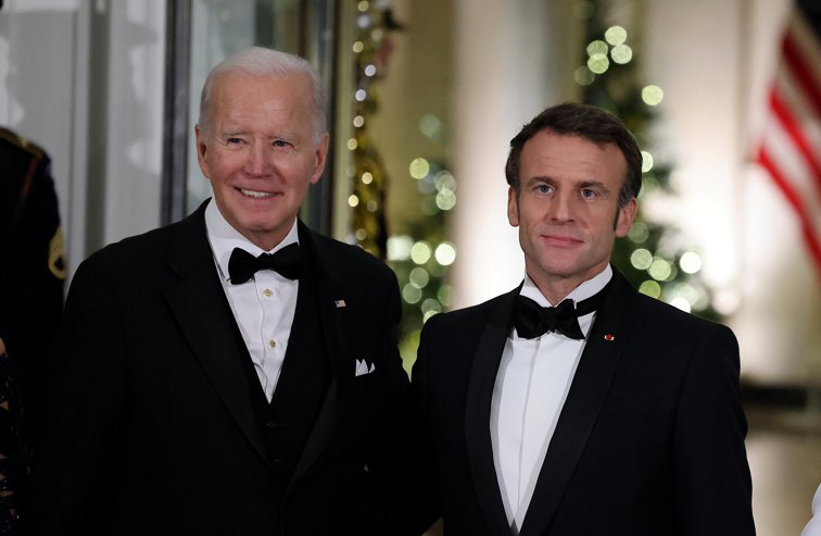 Imaginea articolului Gafă a lui Biden. L-a confundat pe Macron cu Mitterrand (care a murit în 1996)