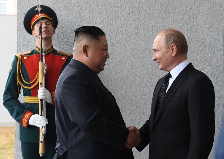 Imaginea articolului Putin i-a dăruit lui Kim Jong Un o maşină. Cadoul ar putea fi o încălcare a sancţiunilor ONU