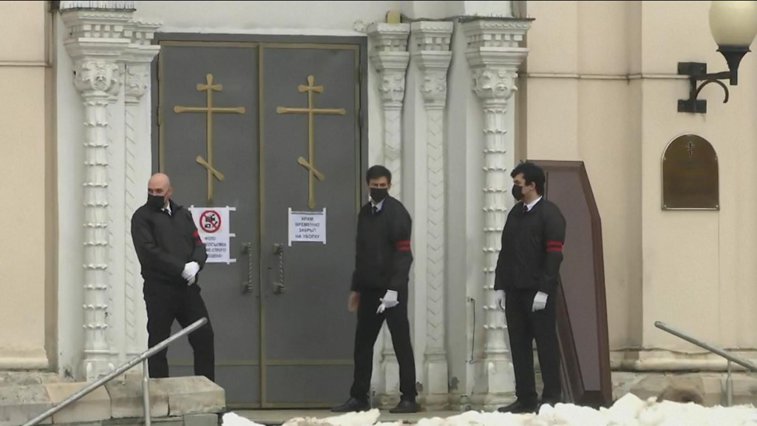 Imaginea articolului Semn neaşteptat pe uşa bisericii prin care a fost purtat sicriul lui Navalnîi  