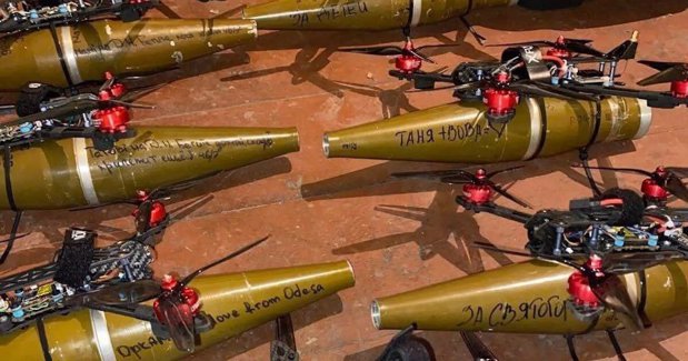 Imaginea articolului Războiul dronelor în Ucraina: de la cele tactice Bayraktar, la cele mici de tipul FPV, care sunt acum vedetele. În primele două luni din 2024, Ucraina a produs aproximativ 200.000 de drone FPV