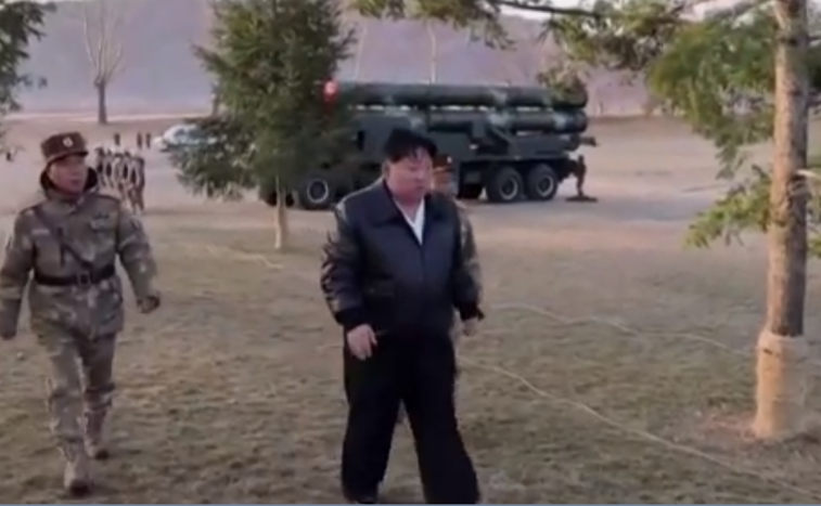 Imaginea articolului Televiziunea de stat nord-coreeană îl arată pe Kim în timp ce supraveghează exerciţii cu lansatoare de rachete „super-mari”

