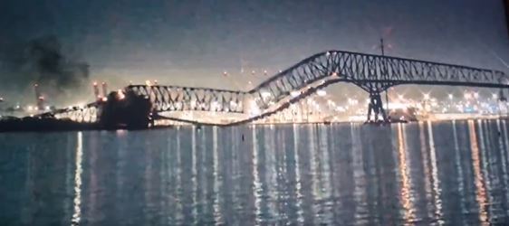 Imaginea articolului Podul Key din Baltimore s-a prăbuşit după ce a fost lovit de o navă. Video din momentul impactului / Salvatorii caută supravieţuitori în râu