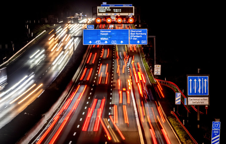 Imaginea articolului Dezbatere în Germania în privinţa unei limite de viteză pe autostradă pentru reducerea emisiilor. Ce spune ministrul Transporturilor