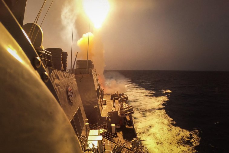 Imaginea articolului O navă militară germană a interceptat o rachetă Houthi în Marea Roşie