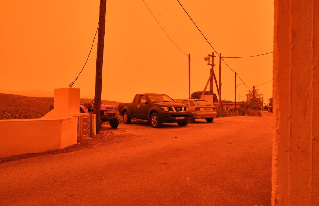 Atena, înghiţită de ceaţa portocalie provocată de furtuna de praf din Sahara