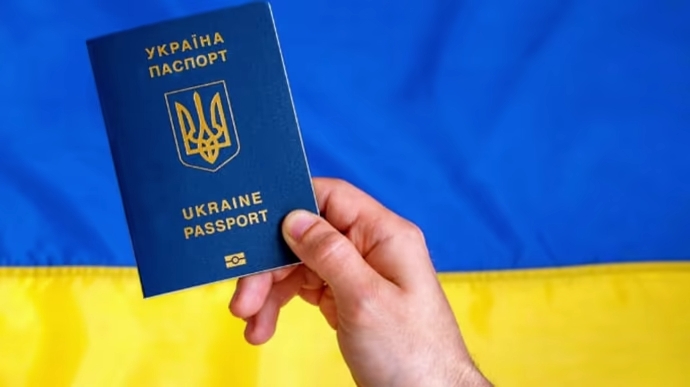Zeci de mii de ucraineni, aflaţi în afara ţării, nu vor putea obţine paşapoarte noi