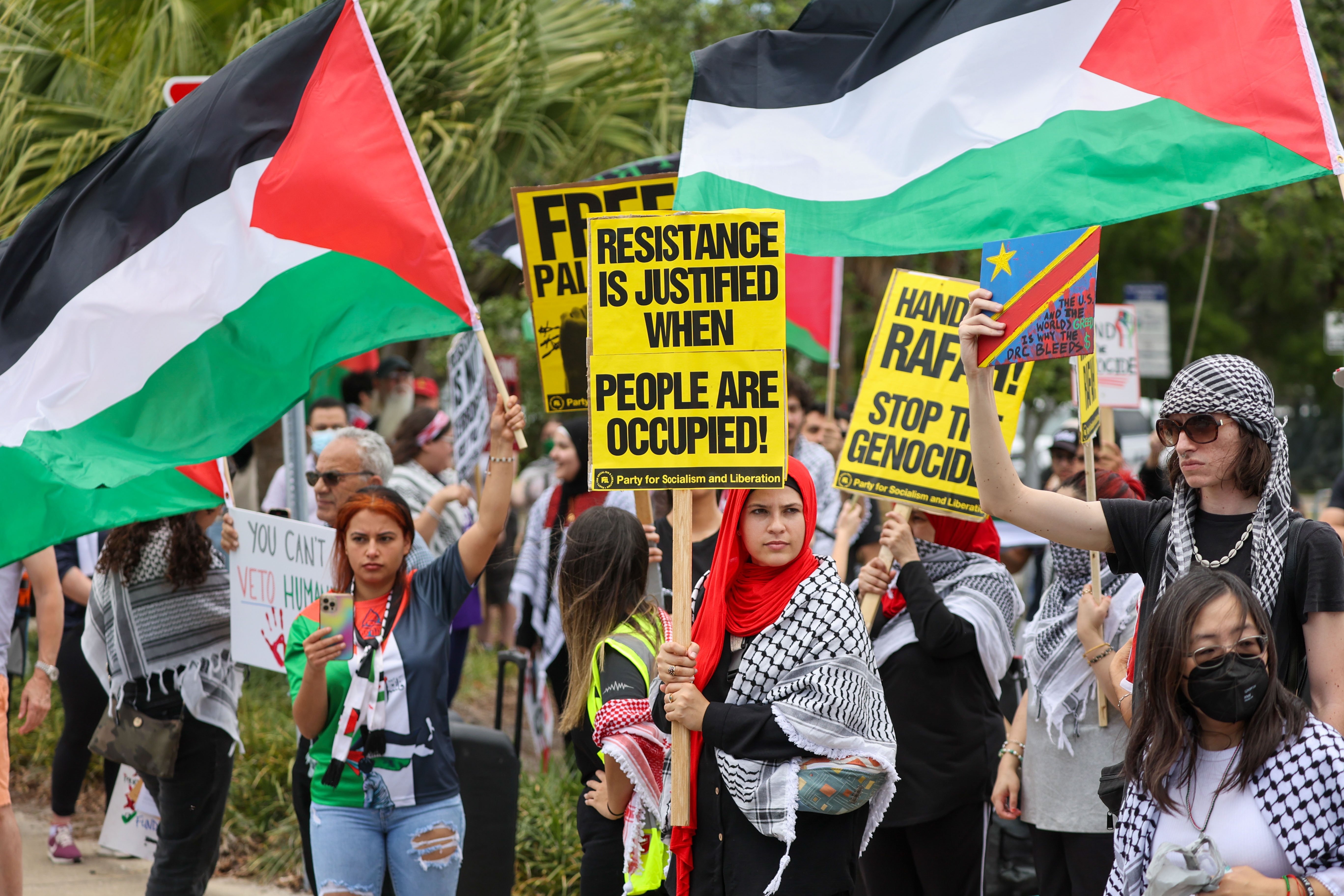 Demonstranţii pro-palestinieni şi pro-israelieni s-au luat la bătaie într-o universitate din SUA