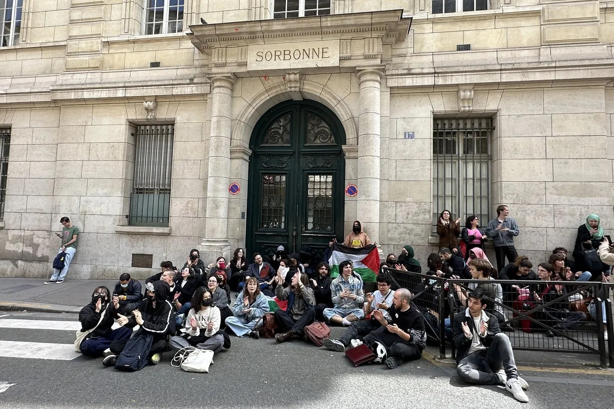 Demonstraţie pro-palestiniană la Sorbona. Sediul principal al universităţii a fost închis