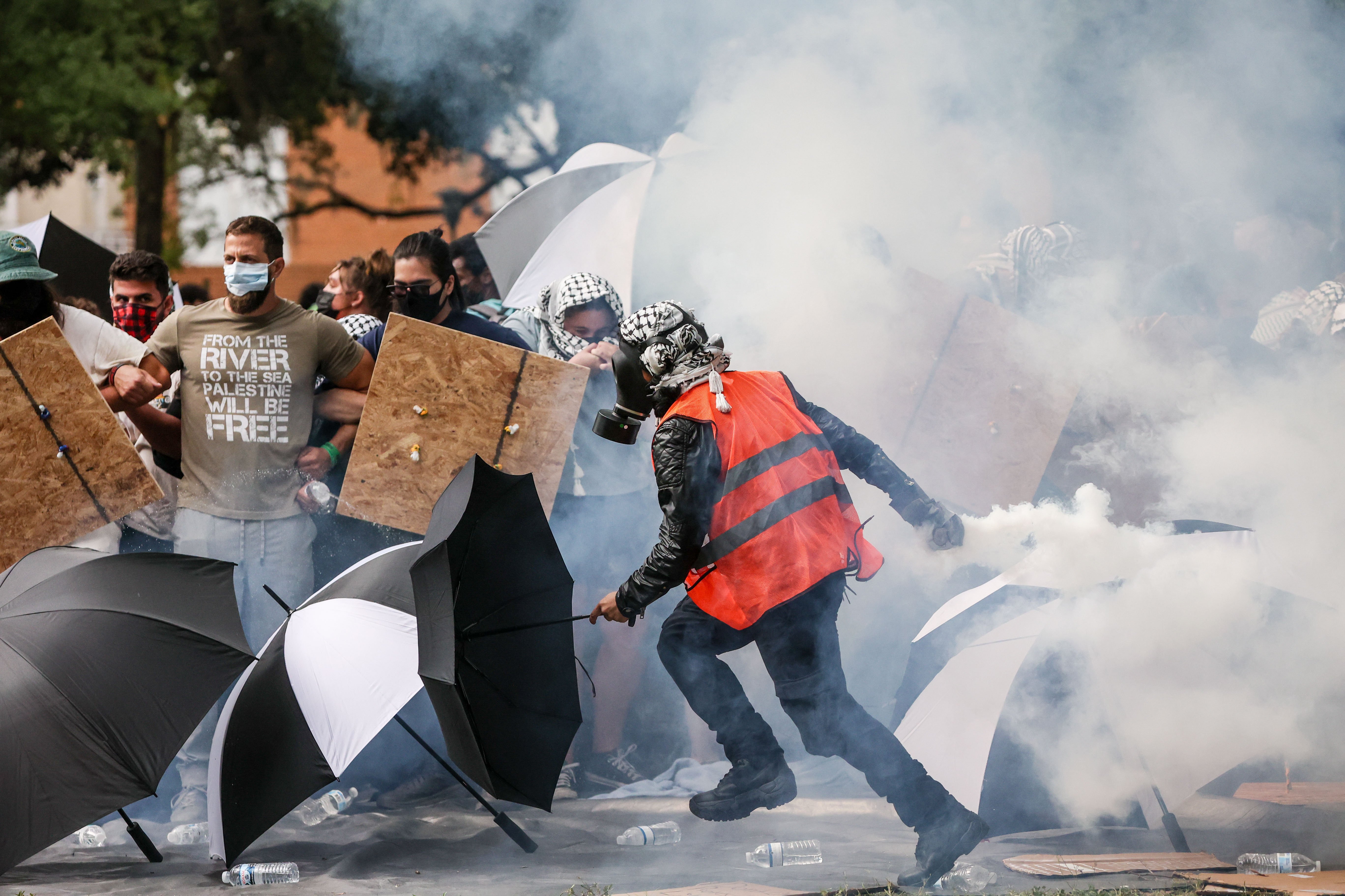 Ciocniri violente în campusul Universităţii California între pro-palestinieni şi contramanifestanţi
