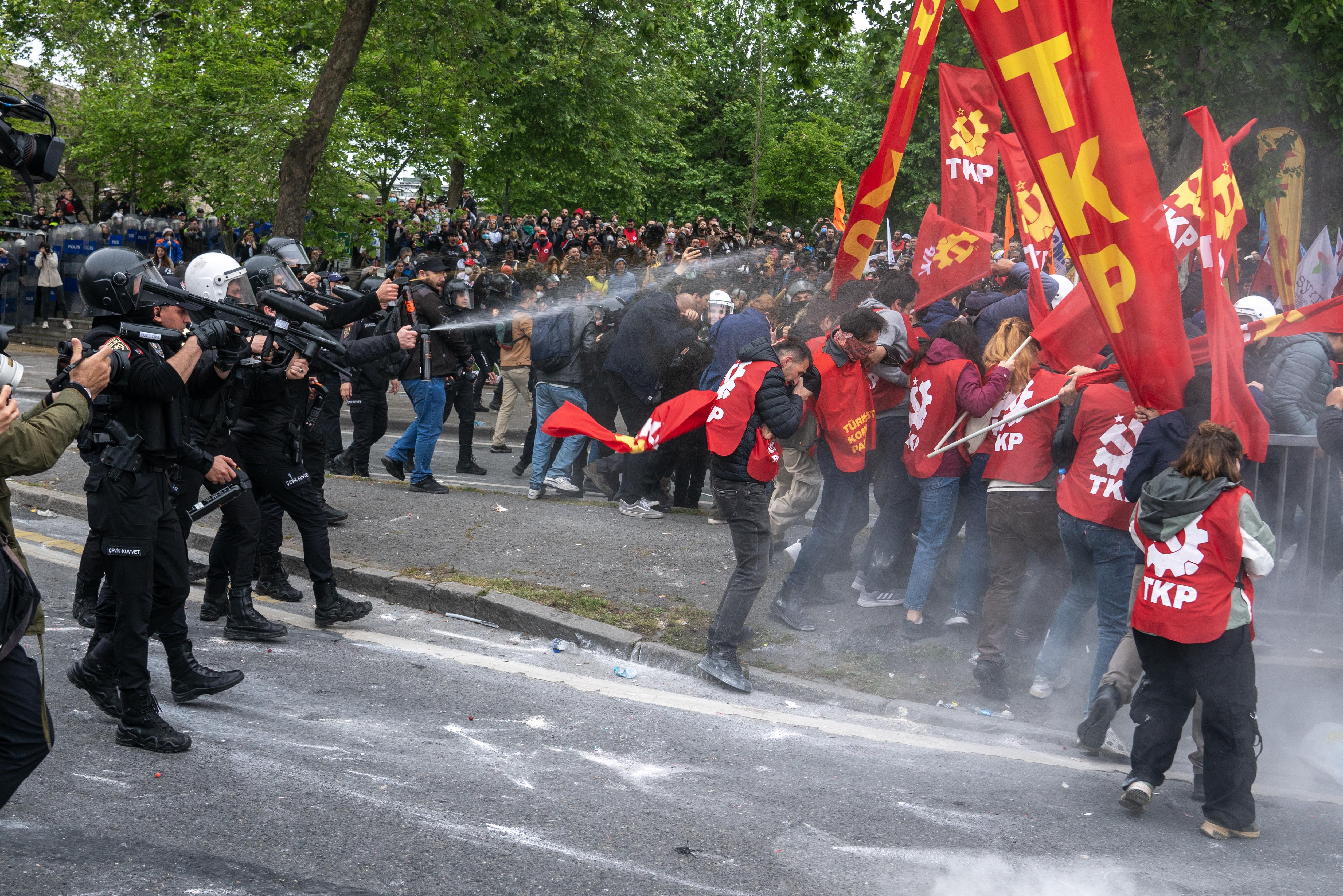 Proteste violente de Ziua Muncii în Franţa şi Turcia