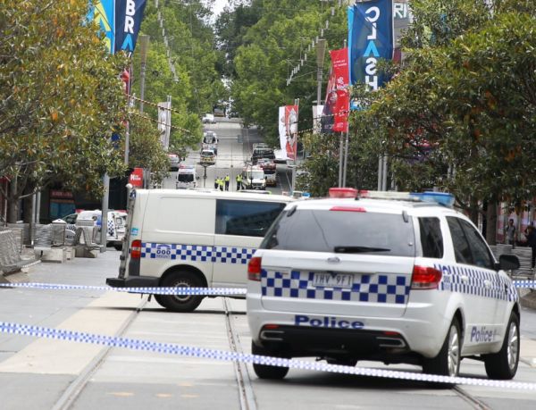 Posibil act terorist în Australia după ce un tânăr a înjunghiat un bărbat. Adolescentul, împuşcat