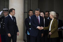 Imaginea articolului Macron şi von der Leyen îl presează pe Xi al Chinei cu privire la comerţ în discuţiile de la Paris