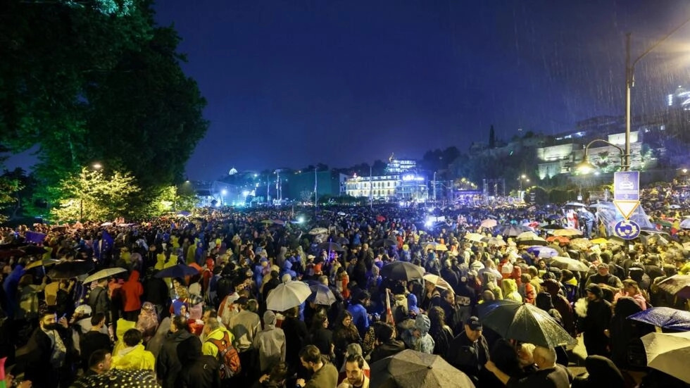 Zeci de mii de persoane au protestat în Georgia faţă de un proiect de lege privind agenţii străini