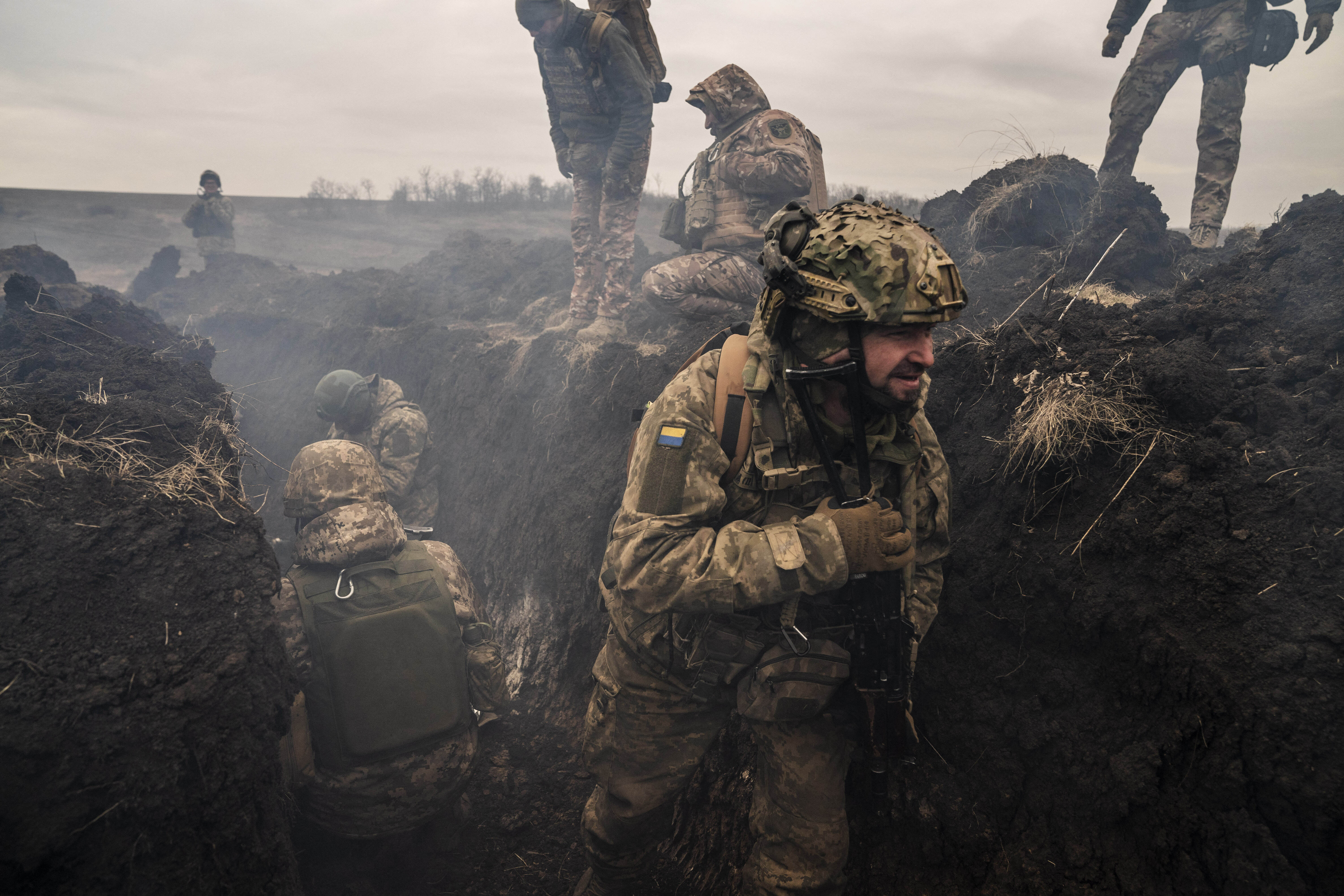 Războiul din Ucraina, ziua 809. Forţele ruse desfăşoară operaţiuni ofensive de-a lungul graniţei ruso-ucrainene / Mii de ucraineni au fugit din regiunea Harkov / Incendiu la o rafinărie de petrol din regiunea Volgograd 