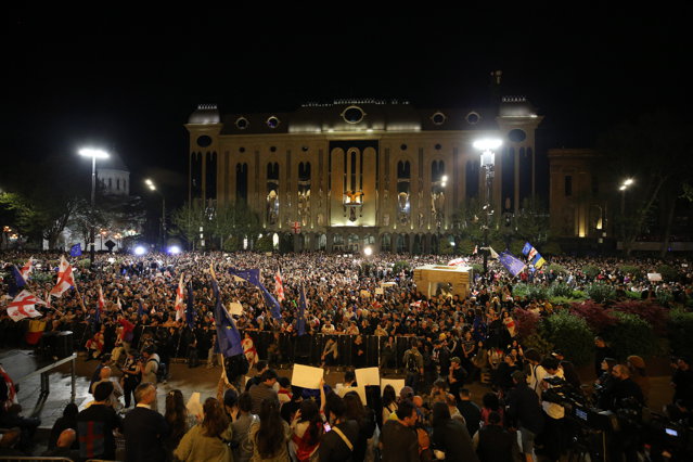 Proteste violente în faţa Parlamentului georgian. Mii de oameni au petrecut noaptea în faţa clădirii|EpicNews