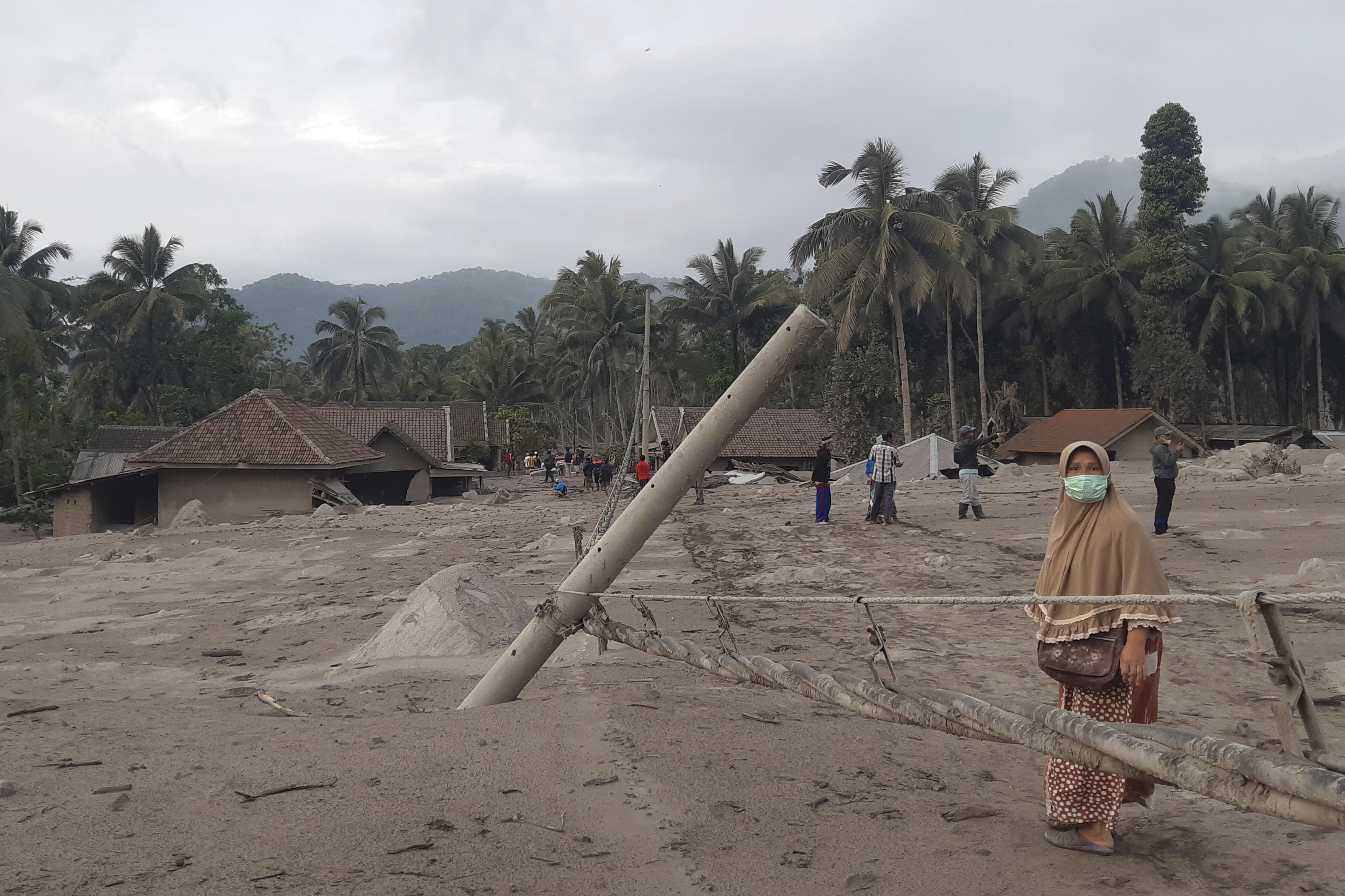 Râurile de lavă au distrus mai multe sate din Sumatra. Zeci de persoane au murit