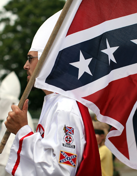 Membru al confreriei Ku Klux Klan, la o adunare în statul Tennessee