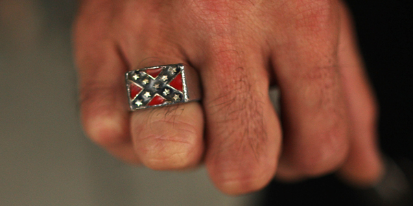 Inel al unui membru Ku Klux Klan, reprezentând steagul confederat