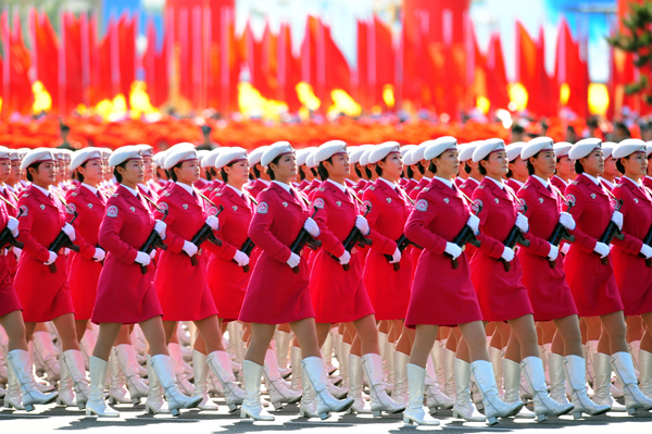 Femei în uniformă militară au făcut senzaţie în cadrul ceremoniilor