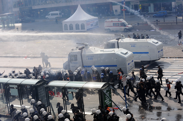 Poliţiştii dispersează militanţii anti-FMI la Istanbul
