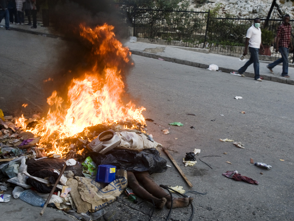 Cadavre în flăcări pe străzile din Port au Prince