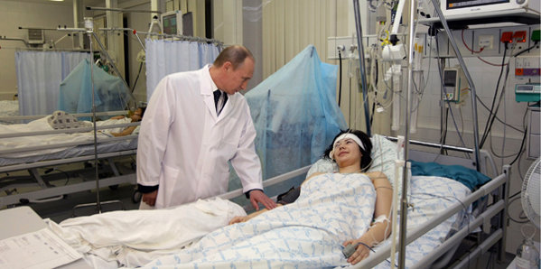 Vladimir Putin vorbeşte cu una dintre victimele atacului de la metroul moscovit