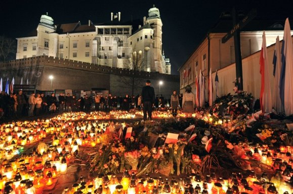 Circa 150.000 de polonezi au asistat la funeraliile preşedintelui Lech Kaczynski (Imagine: Mediafax Foto/AFP)